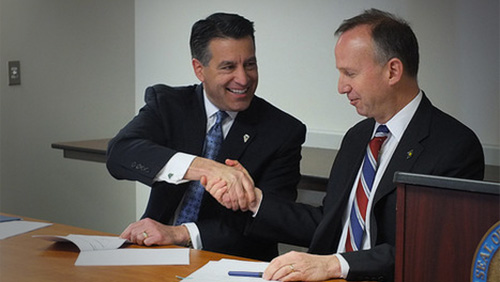 Nevada Governor Brian Sandoval and Delaware Governor Jack Markell sign poker player pooling compact