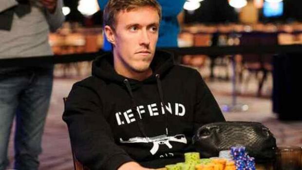 Max Kruse loses poker money in taxi.